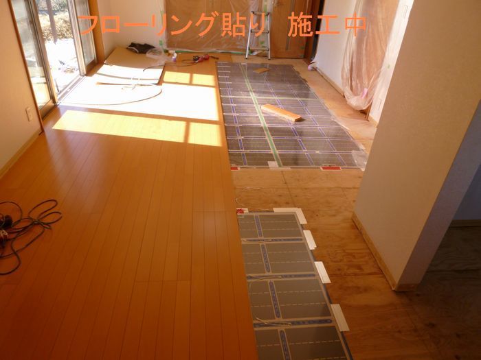 4月26日　日高市　戸建て　床暖房設置後　床貼り中.jpg